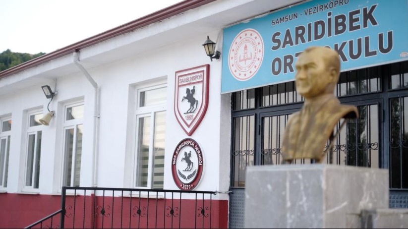 1965 Samsunspor Derneği, kırsaldaki ortaokulu kırmızı-beyaza boyadı
