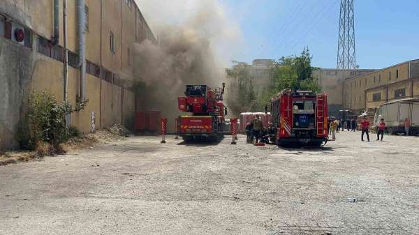 Esenyurt'ta bir kazan imalathanesi yandı: 1 kişi dumandan etkilendi