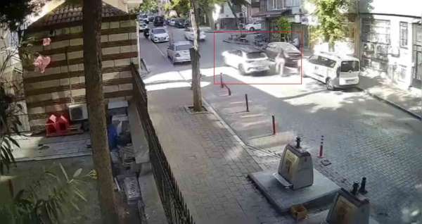 Fatih'te yolda yürüyen genç kadına sözlü tacizde bulunan ve aracıyla ayağını ezen sürücü gözaltına alındı