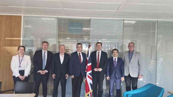 İngiliz Bakan, Assan Panel'in Suffolk'taki tesisini örnek gösterdi