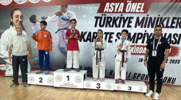 Körfezli minik karateciler Türkiye şampiyonasında altın ve bronz madalya aldı