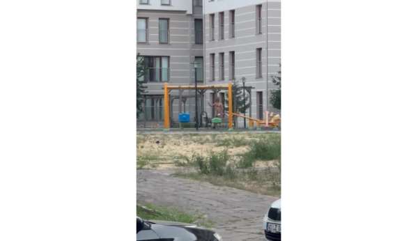 Çocuk parkında elinde bıçakla cinnet geçiren şahsı polisler ikna etti
