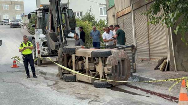 Forklift rampa aşağı inerken devrildi: 1'i ağır 2 yaralı