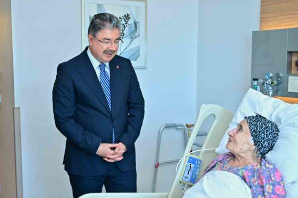 Vali Dr. Erdinç Yılmaz'dan şehit annesine hastanede ziyaret