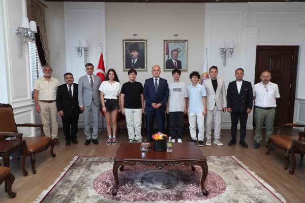 Vali Erol, LGS'de tam puan alan öğrencileri ağırladı