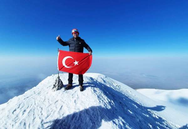 Belgeselde izledi, en yüksek zirveye tırmanmaya karar verdi