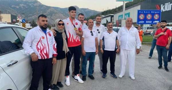 Dünya şampiyonu Osman Furkan Karakaya, Amasya'da coşkuyla karşılandı