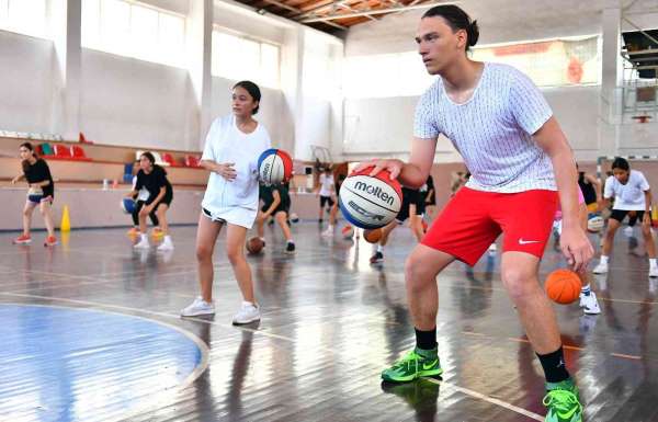 Mersin�de ücretsiz basketbol kursu ile gençler yeteneklerini keşfediyor