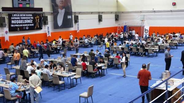 Bitlis'te 4 ülkeden 260 sporcu satranç turnuvasında ter döktü