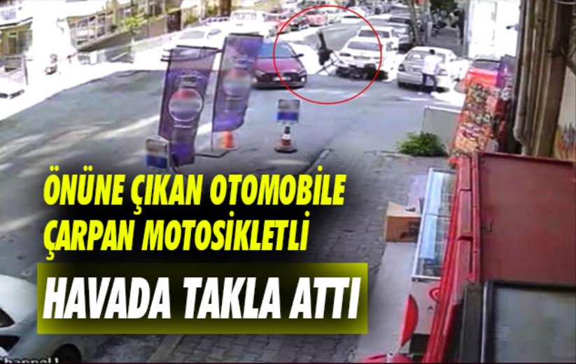 Önüne çıkan otomobile çarpan motosikletli havada takla attı