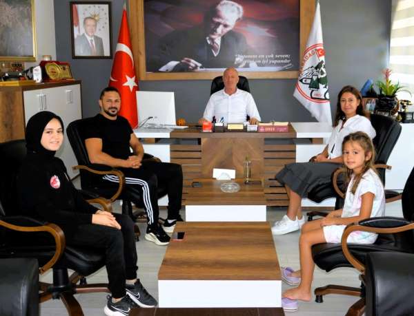 Başkan Kumral, Türkiye'yi temsil edecek Mukaddes'i İspanya'ya uğurladı