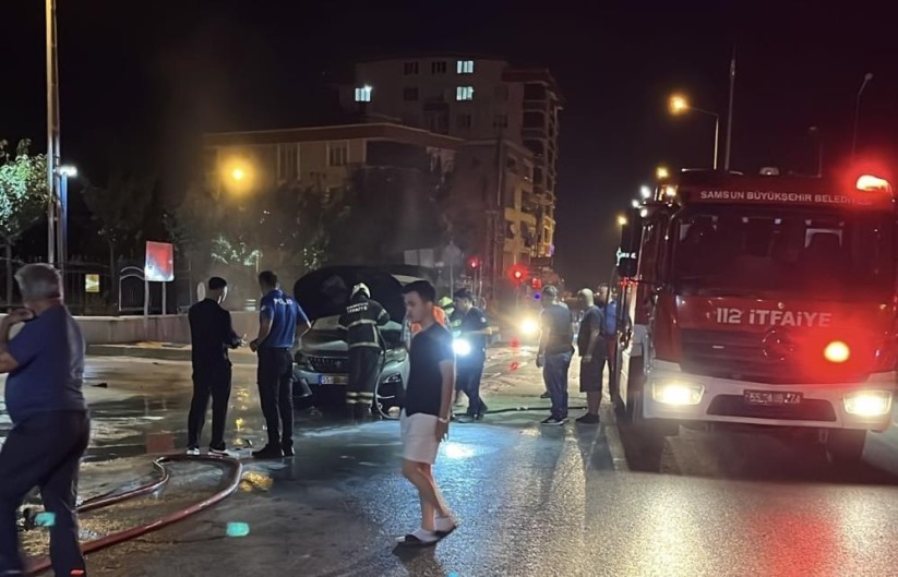 Samsun'da otomobil alev alev yandı