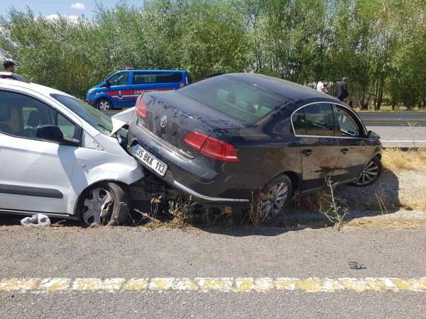 Ağrı İl Sağlık Müdürlüğü'ne ait makam aracı, Patnos dönüşünde kaza yaptı