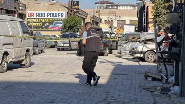 Arabayı yapmayan usta ile müşteri arasındaki bıçaklı kavgada 3 kişi yaralandı