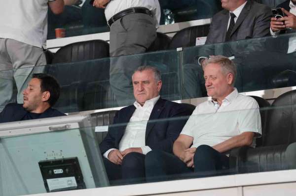 Bakan Bak, Başakşehir - Universitatea Craiova maçını tribünden takip etti