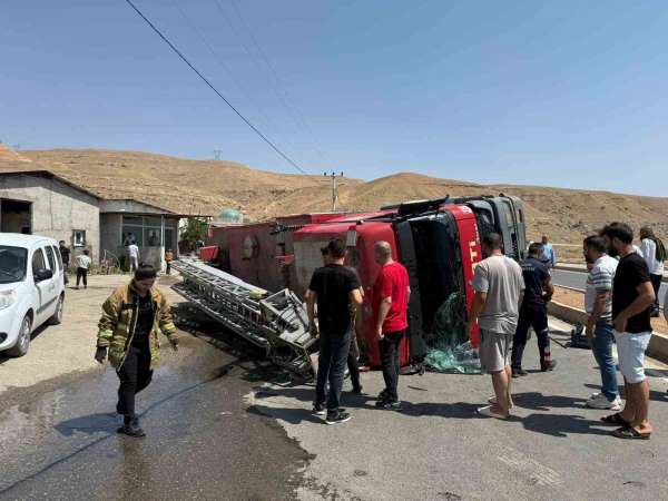 Cizre'de itfaiye aracının devrilip sürüklendiği kaza güvenlik kamerasına yansıdı