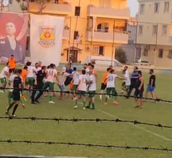 Tarsus'ta futbol turnuvasında kavga: Futbolcular tekme tokat birbirine girdi
