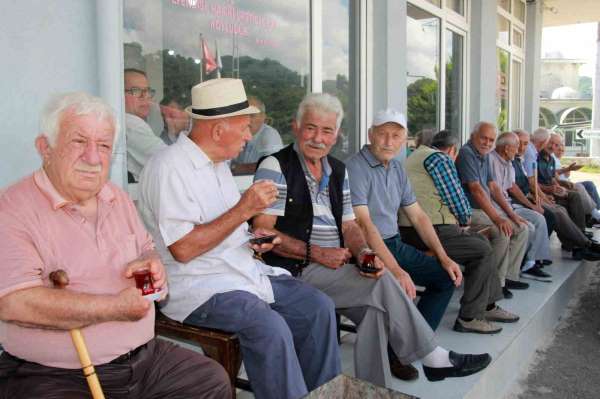 Cuma günleri bayram havasında geçiyor: Cami cemaati 3 kat arttı