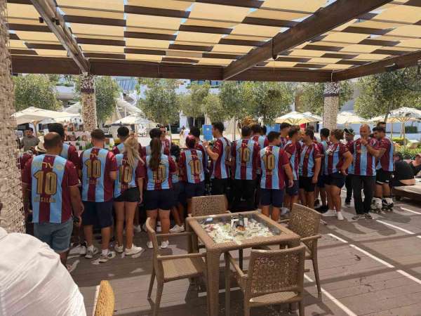 Trabzonspor sevdasını Girne'ye taşıdı, 250 Salah formasını çalışanlara giydirdi