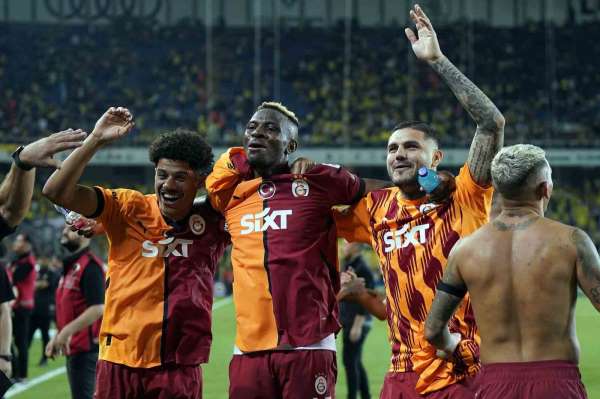 Galatasaraylı futbolcular derbi galibiyetini taraftarıyla kutladı