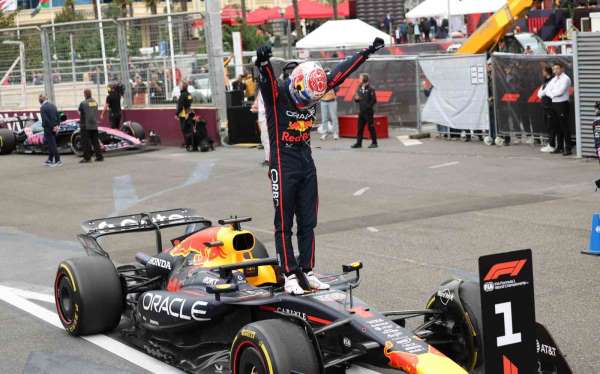 Azerbaycan'da kazanan Max Verstappen