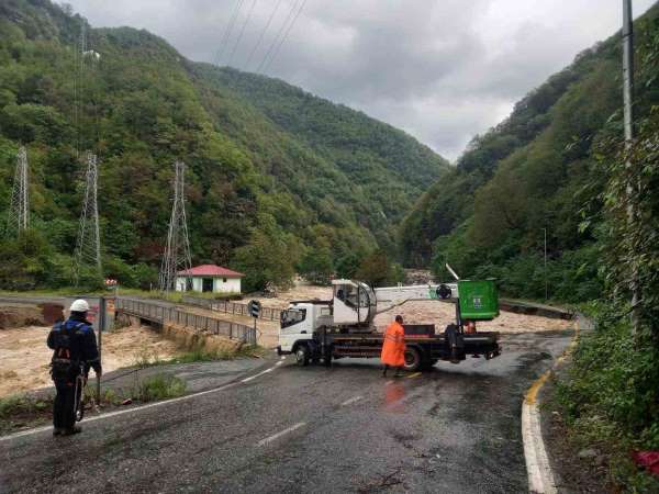 Çoruh EDAŞ, sel felaketinin ardından onarım için sahada