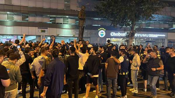 Fenerbahçeli taraftarlar, Sadettin Saran'ın başkan seçilmesini stat önünde kutladı