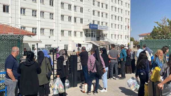 Karaman'da üniversiteli öğrencilerin yurtlara yerleşmeleri devam ediyor