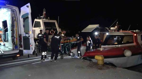 Tekne kazasında yaralanan şahıs deniz ambulansı ile getirildi