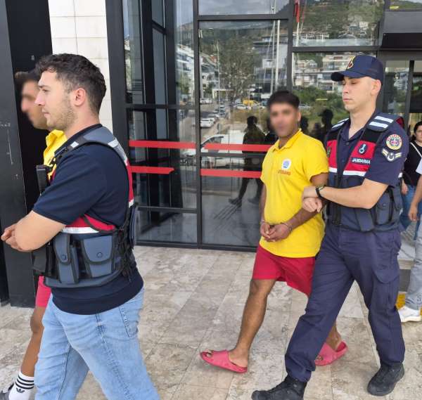 Alanya'da market çalışanını bıçaklayan 2 kardeş tutuklandı
