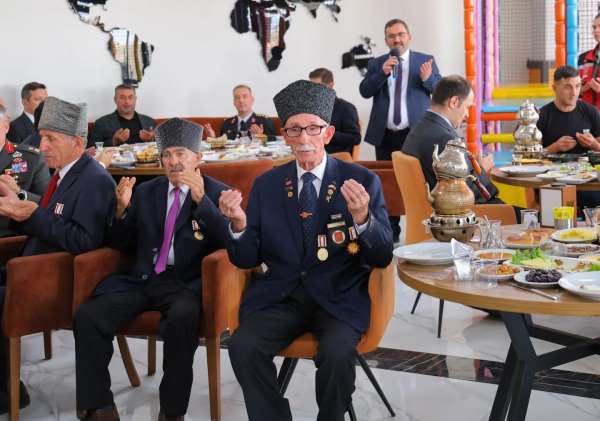 Bayburt'ta gaziler ve şehit aileleri kahvaltıda bir araya geldi