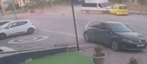 Freni patlayan minibüs taksiyi önüne kattı, direğe çarparak durabildi: 1 yaralı