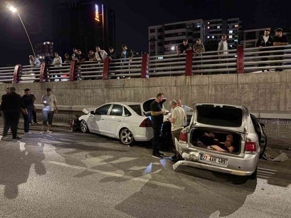 Kayseri'de 3 otomobilin karıştığı kazada 2 sürücü yaralandı