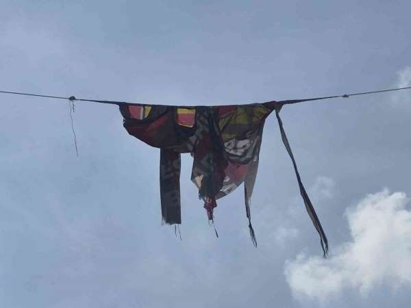 Yırtılıp parçalanan dev Eskişehirspor bayrağı kötü görüntü oluşturdu