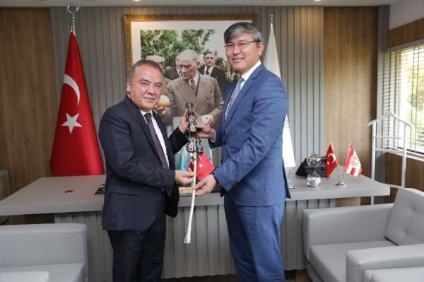 Kazak Büyükelçi Başkan Böcek'i ziyaret etti 