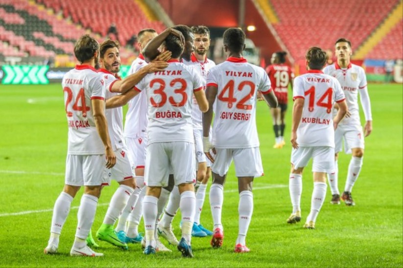 Samsun'da 25 futbolcu forma şansı buldu