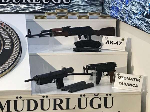Eylem planı deşifre olan DHKP/C terör örgütünden ele geçirilen silahlar emniyette sergilendi