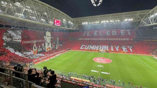 Galatasaray taraftarından Cumhuriyet'in 100. yılına özel koreografi