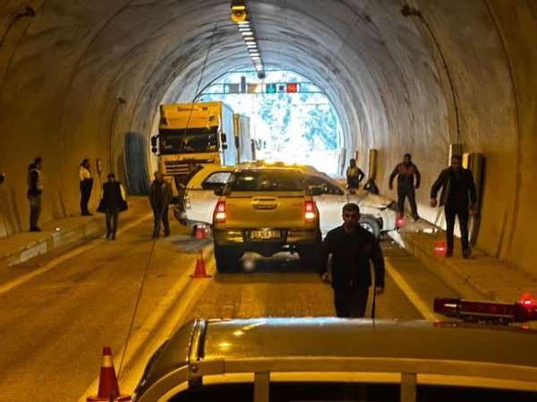 Artvin'de tünel içinde trafik kazası: Biri bebek 3 yaralı