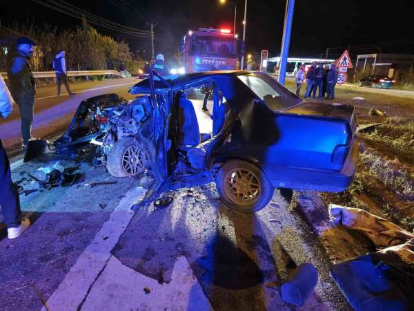 Alaçam'da otomobil aydınlatma direğine çarptı: 1 yaralı