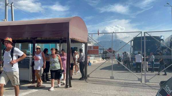 Antalya'ya turist akını devam ediyor: İngiliz turistleri taşıyan lüks kruvaziyer Alanya'ya demirledi