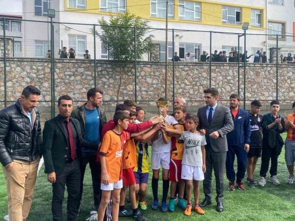 Arıcak'ta ortaokullar arası futbol turnuvası sona erdi