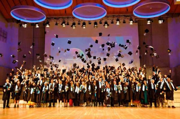 BAU Global ağındaki Berlin International Üniversitesi'nde mezuniyet coşkusu