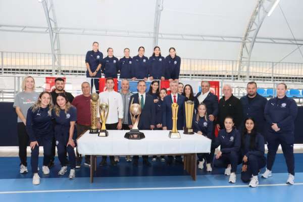 Vali Akbıyık'tan Yalıkavakspor'a moral ziyareti