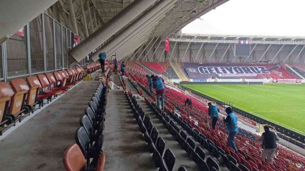 Çorum'da yükümlülerden spor tesislerindeki ve okullardaki temizlik-onarım çalışmalarına büyük destek