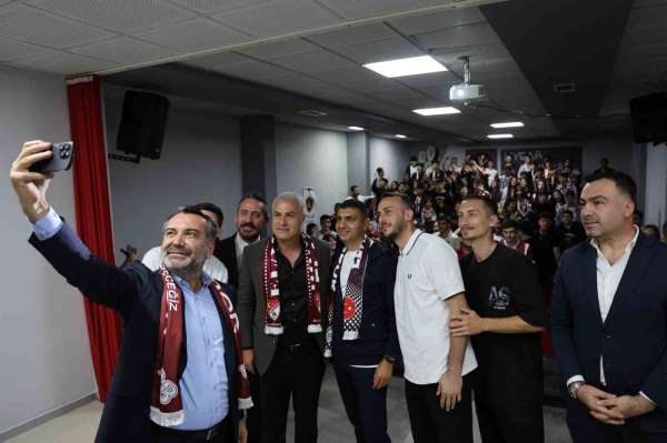 Elazığ'da tribünleri aratmayan okul buluşması: Meşale ve tezahüratlarla karşılandılar