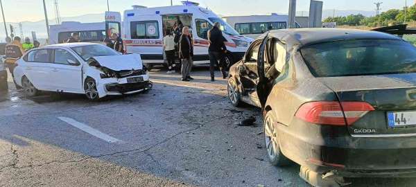 Malatya'da iki otomobilin çarpıştığı kaza kamerada: 1'i ağır 6 yaralı
