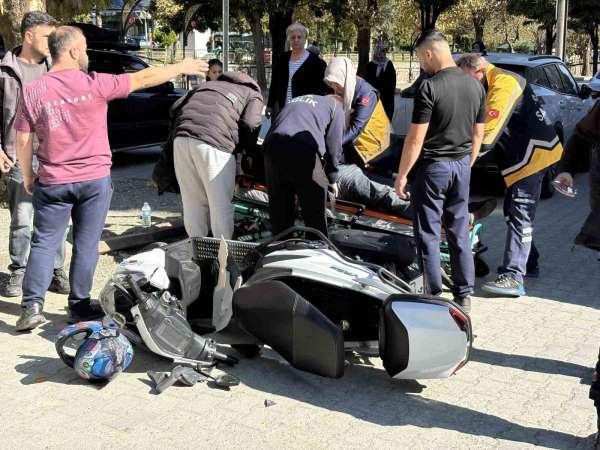 Otomobile çarpan motosikletin sürücüsü yaralandı: Kaza anı kamerada