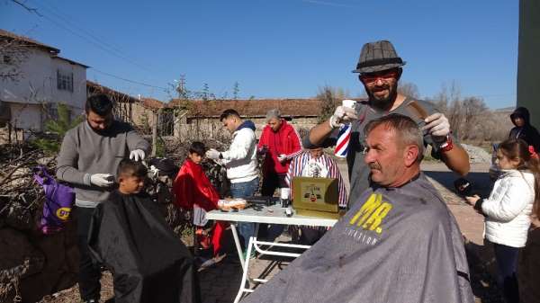 Köy köy gezip ücretsiz saç tıraşı yapıyor 