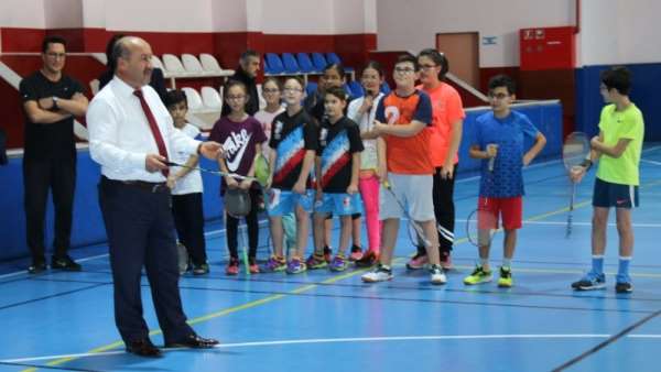 Kütahya'da ara tatildeki öğrenciler için badminton etkinliği 